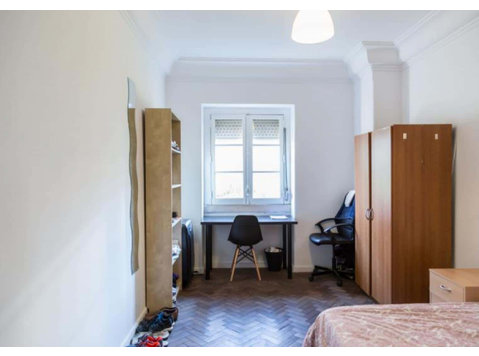Quarto com cama de solteiro em apartamento com 7 quartos -… - Byty