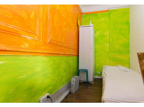 Quarto com cama de solteiro em apartamento com 7 quartos -… - Διαμερίσματα