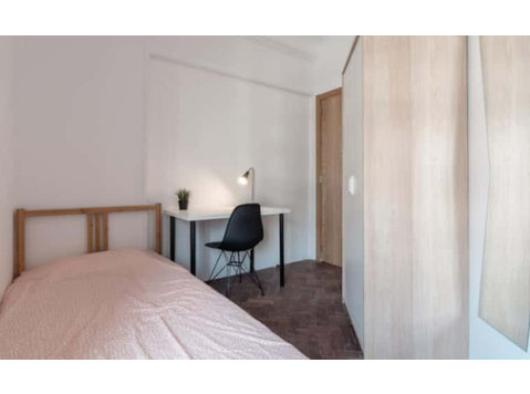 Quarto com cama de solteiro em apartamento com 7 quartos -… - Apartments