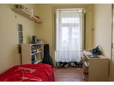Quarto com cama de solteiro em apartamento com 7 quartos -… - Apartmani
