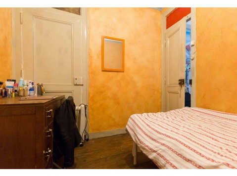 Quarto com cama de solteiro em apartamento com 7 quartos -… - اپارٹمنٹ