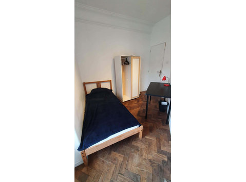 Quarto com cama de solteiro em apartamento com 7 quartos -… - 公寓