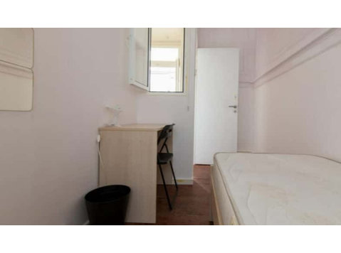 Quarto com cama de solteiro em apartamento com 7 quartos -… - Апартаменти