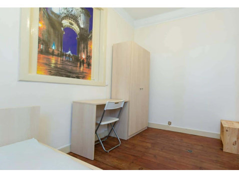 Quarto com cama de solteiro em apartamento com 7 quartos -… - Apartments
