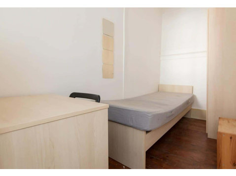 Quarto com cama de solteiro em apartamento com 7 quartos -… - Квартиры