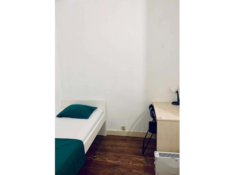 Quarto com cama de solteiro em apartamento com 7 quartos -… - Квартиры