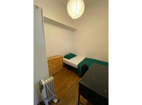 Quarto com cama de solteiro em apartamento com 7 quartos -… - Apartman Daireleri