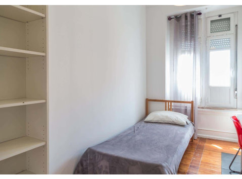 Quarto com cama de solteiro em apartamento com 7 quartos -… - Korterid