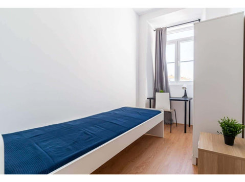 Quarto com cama de solteiro em apartamento com 9 quartos -… - Appartementen