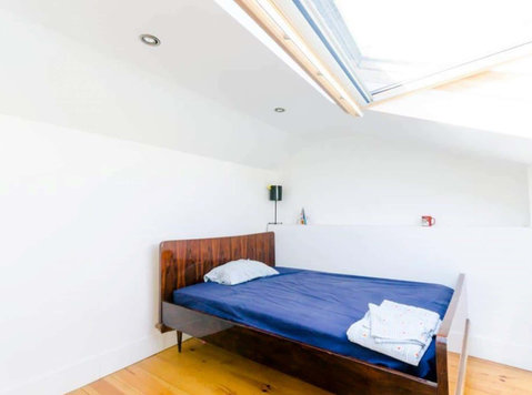 Quarto com cama de solteiro em casa com 4 quartos - Flat… - Apartments
