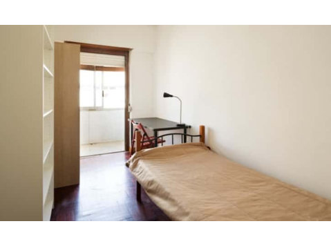 Quarto com cama de solteiro em residência - FLAT PP - PP206 - Apartamentos