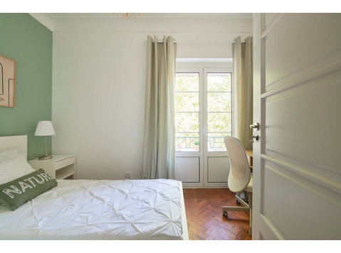 Room 2 - 45. Avenida de Roma 16 2D - Apartments