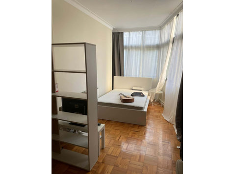 Room 3 - 24. Dom Rodrigo Cunha 18 1E - 	
Lägenheter