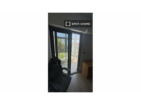 Quarto em apartamento partilhado de 3 quartos para alugar… - Apartamentos