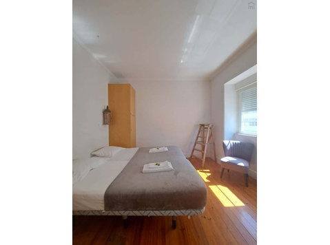 Spacious bedroom in a 4-bedroom apartment in Rua Lucinda… - Pisos