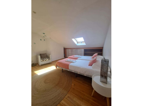 Spacious bedroom in a 7-bedroom apartment in Rua Quirino da… - アパート