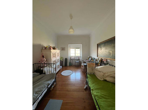 Spacious bedroom with 2 beds in Areeiro - Room 3 - Apartments