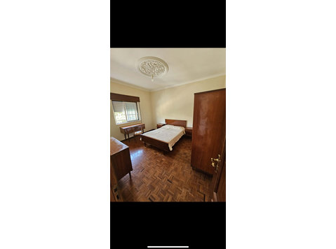 Spacious bedroom with a double bed close to Parque das… - Appartementen