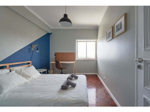Spacious double bedroom in Areeiro - Room 5 - آپارتمان ها
