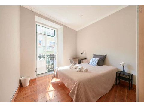 Spacious double bedroom in Avenida - Room 1 - Apartamentos