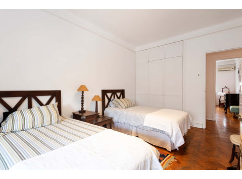 Spacious double bedroom in a T4 apartment in Lisbon - Q2 - Apartments