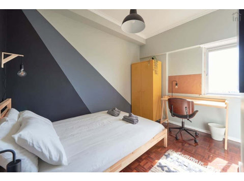 Spacious double bedroom with private bathroom in Areeiro -… - アパート