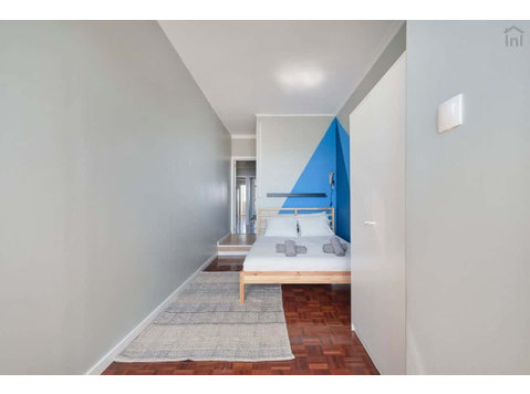 Spacious double bedroom with private bathroom in Areeiro -… - Apartamentos
