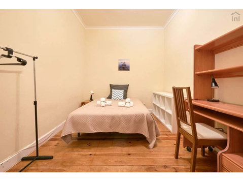Spacious double interior bedroom in Avenida - Room 5 - Apartments
