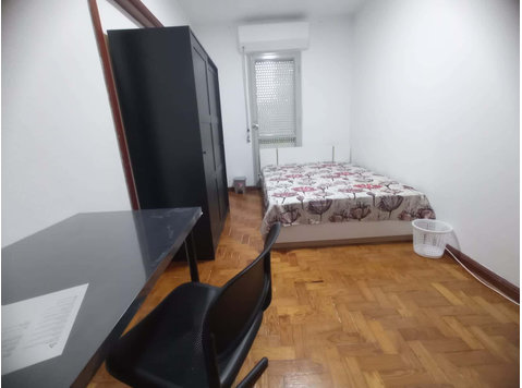 Spacious room in a 4 bedroom apartment in Lisbon - Room 1 - Appartementen