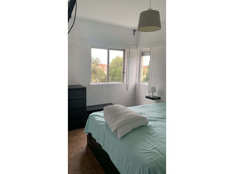 Spacious room with a double bed in a 2 bedroom apartment in… - Wohnungen