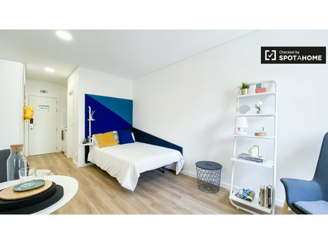 Studios for rent in a residence in Benfica, Lisbon - Apartamente