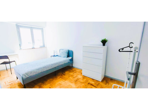 Cozy room in apartment 10 minutes from Lisbon - Комнаты