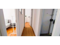 Bright double room with balcony and private toilet, near… - Appartamenti