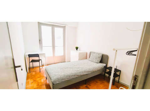 Bright room with balcony near Queluz train station, 15… - Apartments