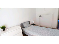 Bright room with balcony near Queluz train station, 15… - Квартиры