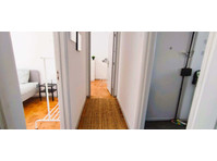 Bright room with balcony near Queluz train station, 15… - Квартиры