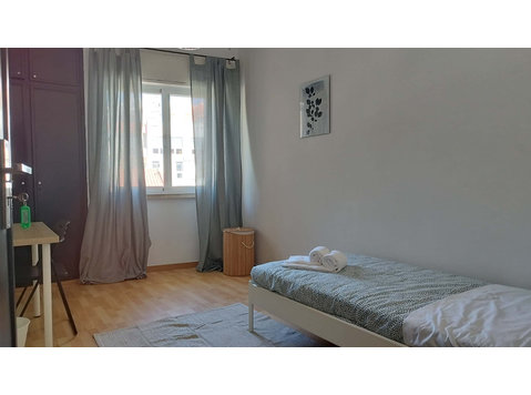 Comfortable bedroom in 5 bedroom apartment in Cruz… - Apartamente
