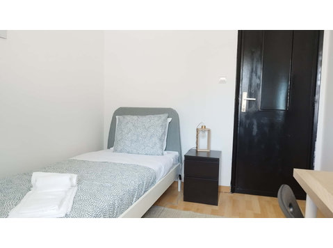 Cozy bedroom in 5 bedroom apartment in Cruz Quebrada, Lisbon - Wohnungen