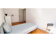 Cozy room near Queluz train station - 15 minutes from Lisbon - Appartementen