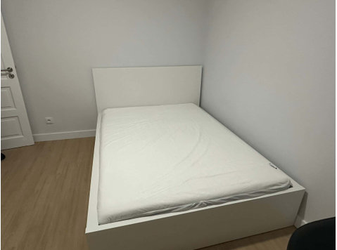 Double room in a T2 apartment in Sintra - דירות