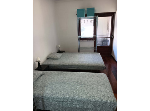 Fantastic ensuite room with two beds near Agualva station -… - Apartemen
