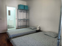Fantastic ensuite room with two beds near Agualva station -… - Apartamentos