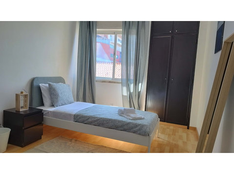 Luminous bedroom in 5 bedroom apartment in Cruz Quebrada,… - Apartments