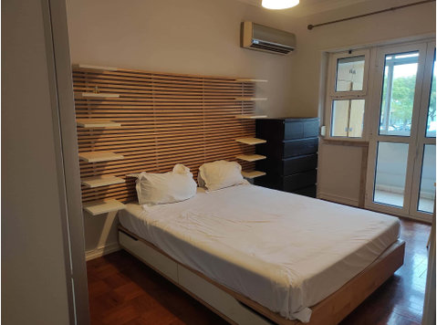 Luxurious room in Lisbon (pets allowed) - דירות