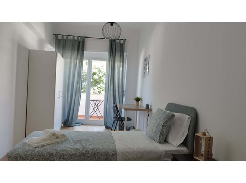 Spacious bedroom with private balcony in 5 bedroom… - Apartamentos