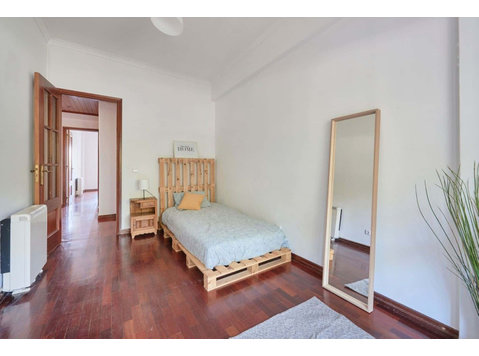 Bedroom in a 5-bedroom Apartment, Almada - Room 2 - Apartments