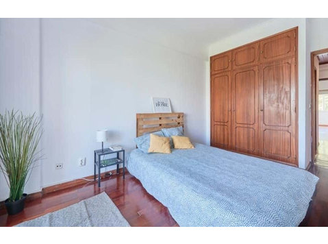 Bedroom in a 5-bedroom Apartment, Almada - Room 3 - Apartments