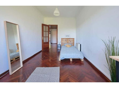 Bedroom in a 5-bedroom Apartment, Almada - Room 4 - Apartments