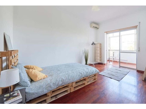 Bedroom in a 5-bedroom Apartment, Almada - Room 5 - Apartments
