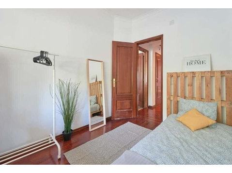 Comfortable Bedroom in a 5-bedroom Apartment, Almada - Room… - Apartments